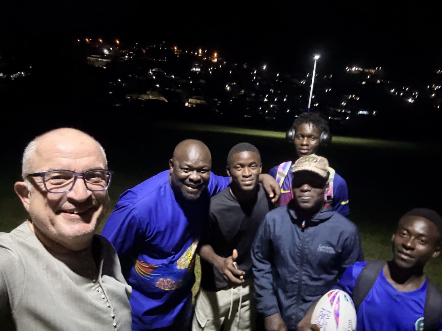 Des membres et joueurs réunis sur le terrain de Yaoundé Ovalie en soirée